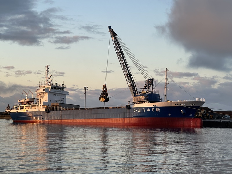 一般貨物兼 砂利運搬船 新りゅうえい